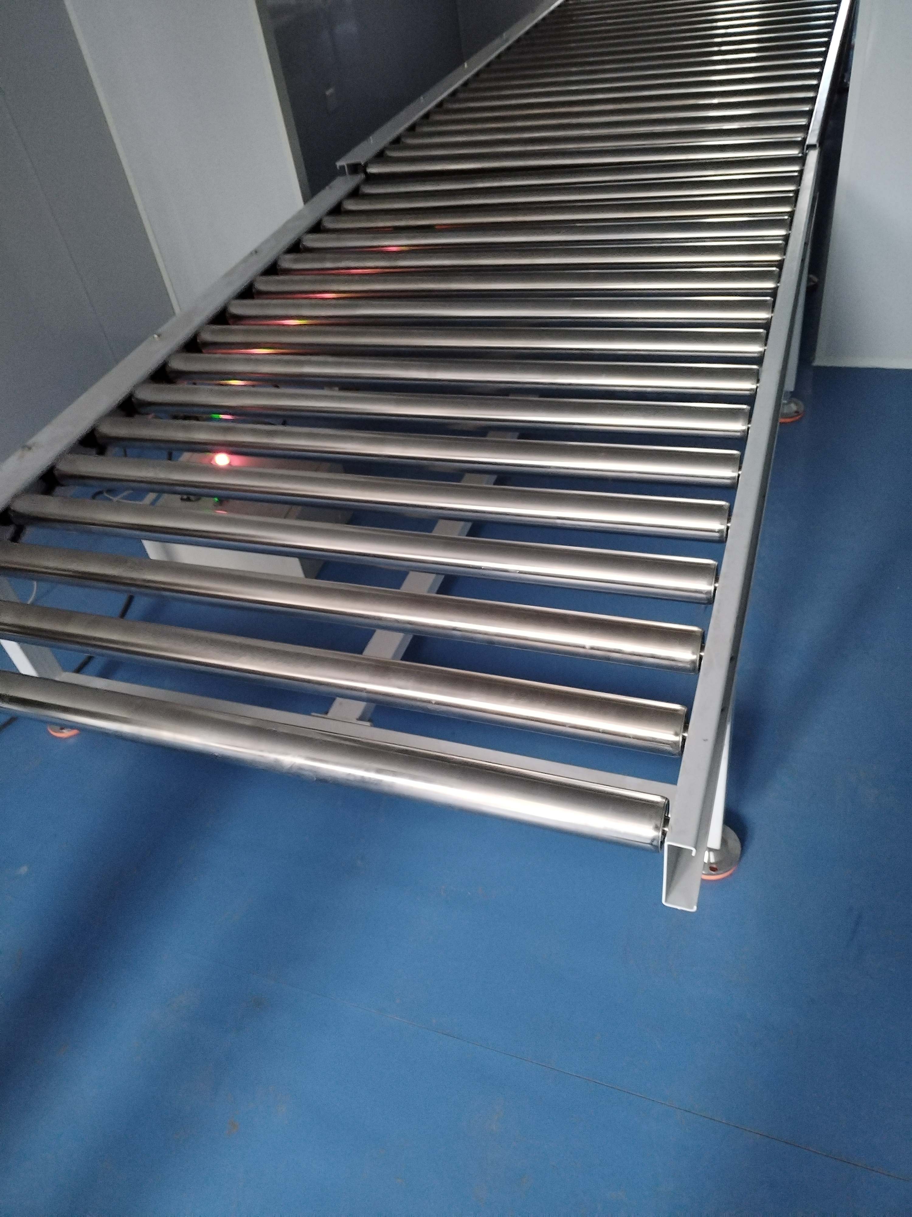 滾筒輸送機(jī)特點(diǎn)，青島樂(lè)途行工業(yè)設(shè)備有限公司